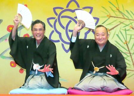真打に昇進した三遊亭伸空（左）と二代目三遊亭小圓楽