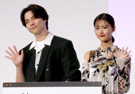 手を振る重岡大毅（左）と原菜乃華