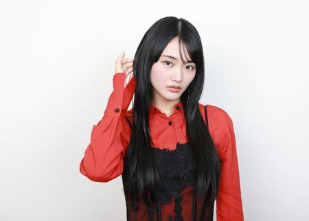 ポーズをとる櫻坂４６・山﨑天＝アークスタジオ（撮影・石井剣太郎）