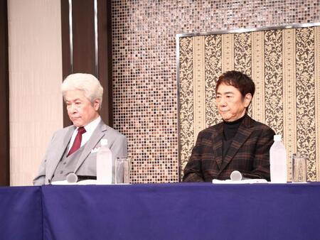 ミュージカル「ラ・カージュ・オ・フォール　籠の中の道化たち」製作発表会に出席した（左から）鹿賀丈史、市村正親