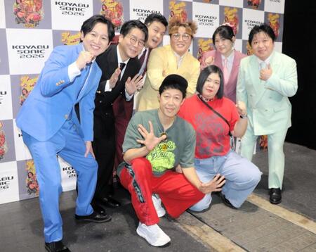 取材に応じる（前列左から）小籔千豊、紅しょうが・熊元プロレス（後列左から）ｋｅｎｔｏ　ｆｕｋａｙａ、男性ブランコ・浦井のりひろ、スーズ・高見、マユリカ・中谷、紅しょうが・稲田美紀、ニッポンの社長・ケツ
