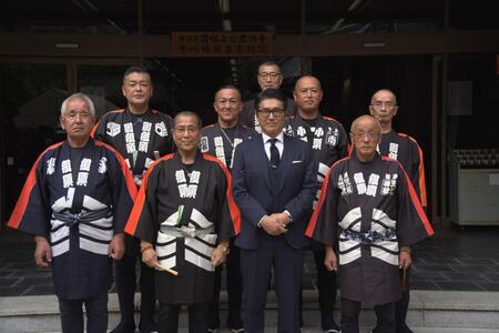 豊川稲荷東京別院で行われた秋季大祭「大岡祭」に参加した（左から３番目の）高橋克典