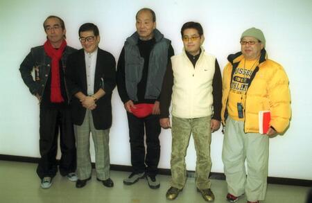 ２００１年１２月、紅白リハーサルに登場したザ・ドリフターズ。（左から）志村けんさん、仲本工事、いかりや長介さん、加藤茶、高木ブー