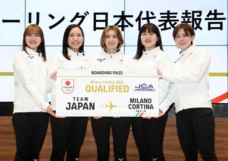 五輪出場を報告するフォルティウスの吉村紗也香さん（中央）＝２５年１２月２３日