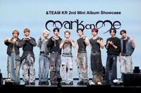 笑顔を見せる＆ＴＥＡＭの（左から）ＦＵＭＡ、ＥＪ、ＹＵＭＡ、ＪＯ、ＨＡＲＵＡ、Ｋ、ＭＡＫＩ、ＮＩＣＨＯＬＡＳ、ＴＡＫＩ（撮影・金田祐二）