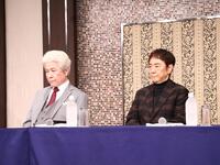 ミュージカル「ラ・カージュ・オ・フォール　籠の中の道化たち」製作発表会に出席した（左から）鹿賀丈史、市村正親