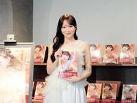 初写真集を手に笑顔の≒ＪＯＹ・逢田珠里依
