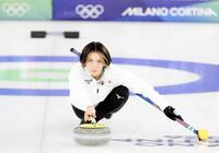 ミラノ・コルティナ五輪でストーンを投じる吉村紗也香さん＝２月１７日