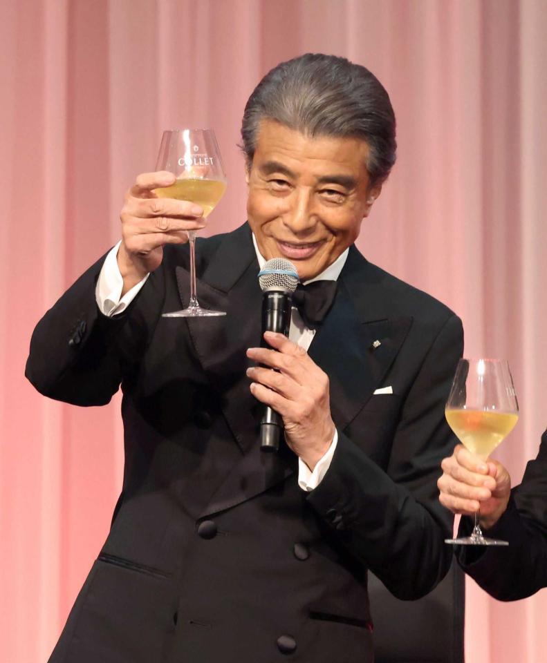 ワインで乾杯する舘ひろし