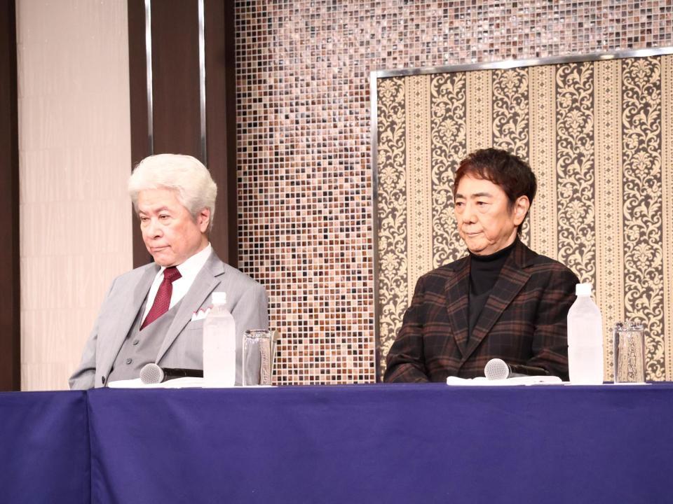ミュージカル「ラ・カージュ・オ・フォール　籠の中の道化たち」製作発表会に出席した（左から）鹿賀丈史、市村正親