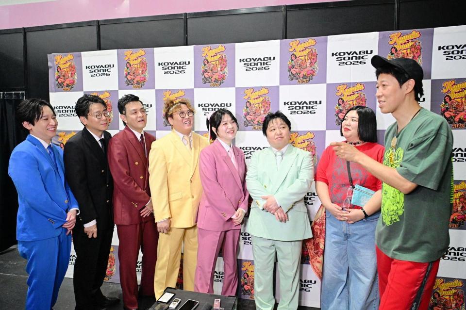 ＺｉＤｏｌにアドバイスする小籔千豊（右端）