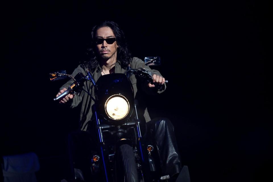 バイクに乗ってステージに登場したＡＫＩＲＡ