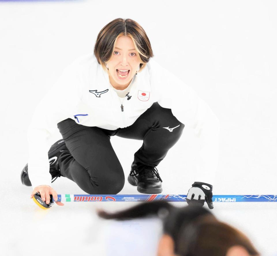 ミラノ・コルティナ五輪で声を張り上げ指示を出す吉村紗也香さん＝２月１７日