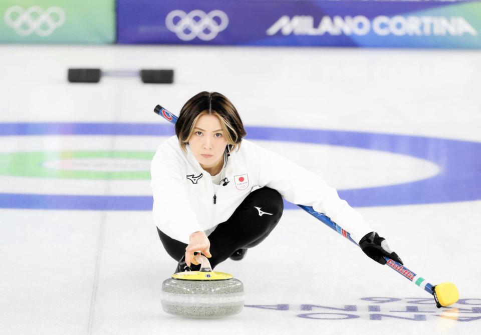 ミラノ・コルティナ五輪でストーンを投じる吉村紗也香さん＝２月１７日