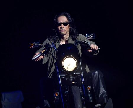 バイクに乗ってステージに登場したＡＫＩＲＡ