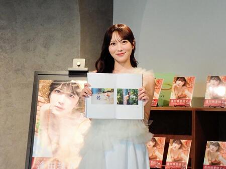 初写真集のお気に入りカット（右頁）を披露する≒ＪＯＹ・逢田珠里依