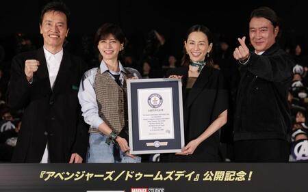 笑顔を見せる（左から）遠藤憲一、内田有紀、米倉涼子、加藤浩次（撮影・佐々木彰尚）
