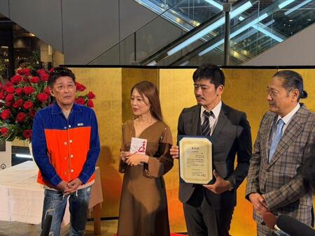 囲み取材に応じる（左から）坂上忍、桑原みずき、古山憲太郎、鎧塚俊彦氏