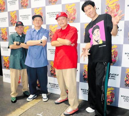 「ＫＯＹＡＢＵ　ＳＯＮＩＣ　２０２６」出演後に取材に応じたスチャダラパーの（左から）ＳＨＩＮＣＯ、ＡＮＩ、ＢＯＳＥと小籔千豊