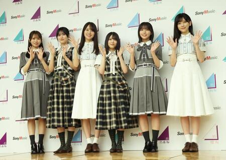 手を振る日向坂４６・上村ひなの、櫻坂４６・的野美青、乃木坂４６・賀喜遥香、櫻坂４６・森田ひかる、日向坂４６・大野愛実、乃木坂４６・池田瑛紗（撮影・佐々木彰尚）