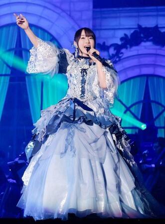 パフォーマンスを行う水樹奈々