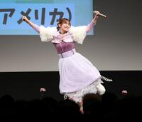 「世界遺産クイズ」に正解し、小躍りする武元唯衣（撮影・伊藤笙子）