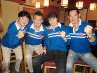 川浜高校のユニホームでトークを行った（左から）高野浩和氏、宮田恭男氏、松村雄基、山下真司＝２０１６年９月