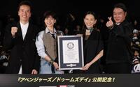 笑顔を見せる（左から）遠藤憲一、内田有紀、米倉涼子、加藤浩次（撮影・佐々木彰尚）