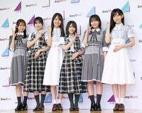 ポーズを決める（左から）日向坂４６・上村ひなの、櫻坂４６・的野美青、乃木坂４６・賀喜遥香、櫻坂４６・森田ひかる、日向坂４６・大野愛実、乃木坂４６・池田瑛紗（撮影・佐々木彰尚）