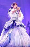パフォーマンスを行う水樹奈々