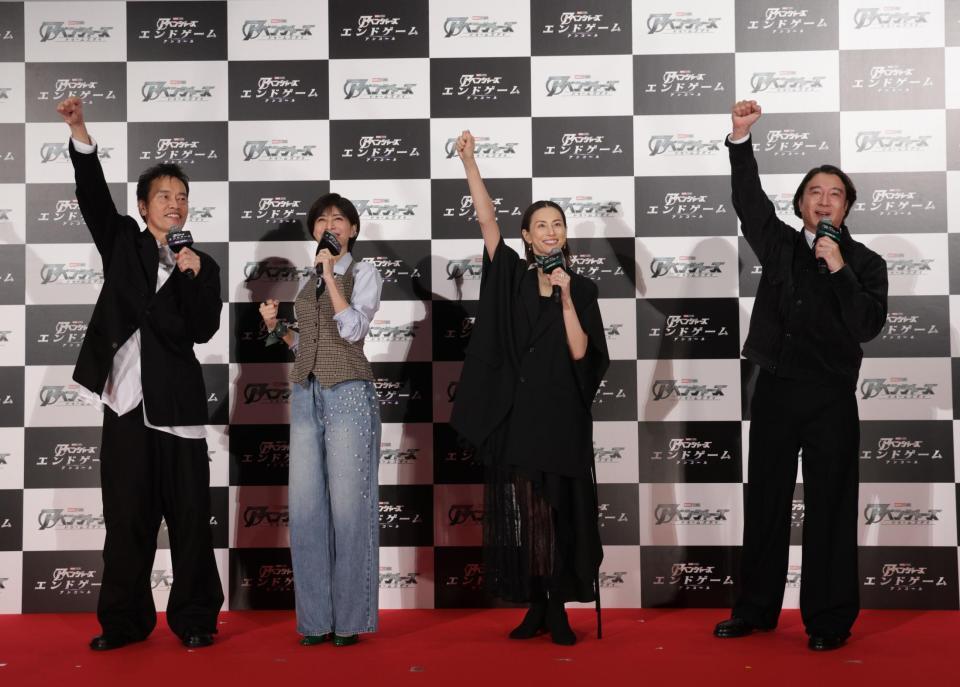 ポーズを決める（左から）遠藤憲一、内田有紀、米倉涼子、加藤浩次＝東京・ＴＯＨＯシネマズ六本木ヒルズ（撮影・佐々木彰尚）