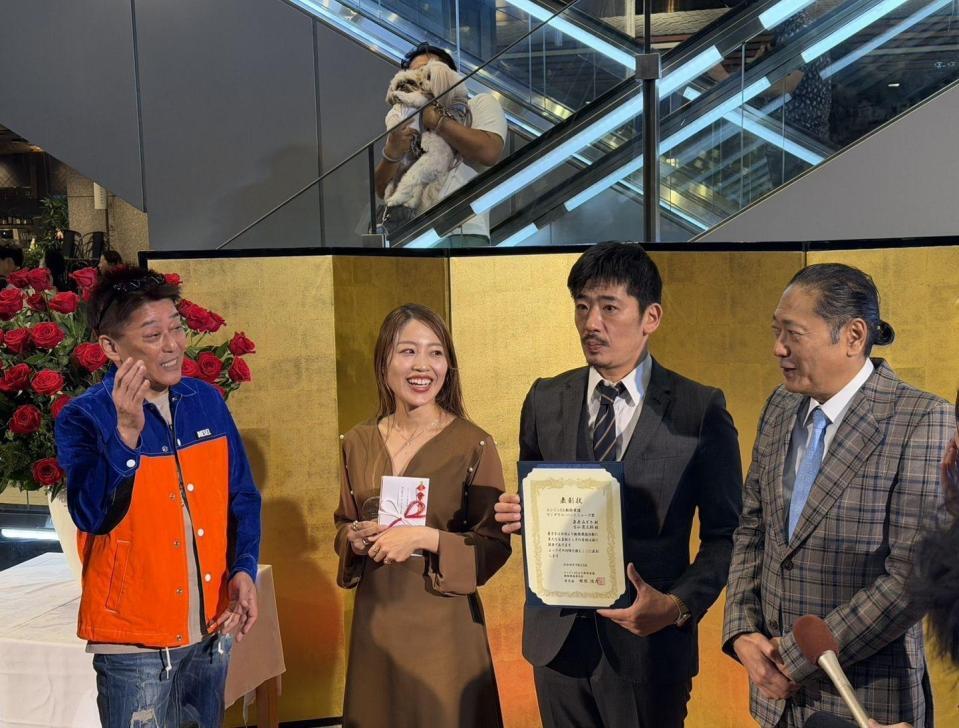 囲み取材に応じる（左から）坂上忍、桑原みずき、古山憲太郎、鎧塚俊彦氏