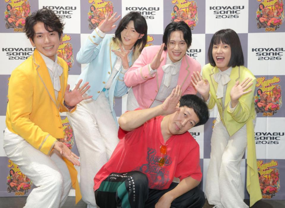 小籔千豊（手前）とモナキの（左から）じん、サカイJr.、ケンケン、おヨネと