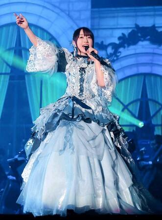パフォーマンスを行う水樹奈々