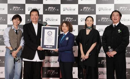 ギネス記録を達成した（左から）内田有紀、遠藤憲一、（右から）加藤浩次、米倉涼子（撮影・佐々木彰尚）