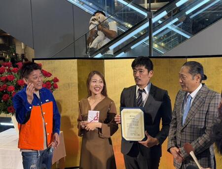 囲み取材に応じる（左から）坂上忍、桑原みずき、古山憲太郎、鎧塚俊彦氏