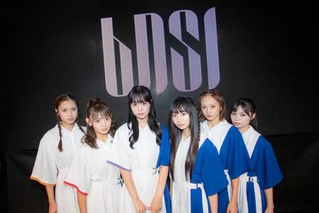 １周年記念ワンマンライブを開催した（左から）ＢＮＳＩのＹＵＩ、ＬＩＳＡ、ＲＥＩ、ＬＩＬＩ、ＭＡＹＡ、ＡＩ©２０２６　Ｚｅｓｔ，Ｉｎｃ．