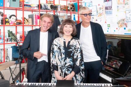 「ｔｉｎｙ　ｄｅｓｋ　ｃｏｎｃｅｒｔｓ　ＪＡＰＡＮ」に出演した矢野顕子（中央）