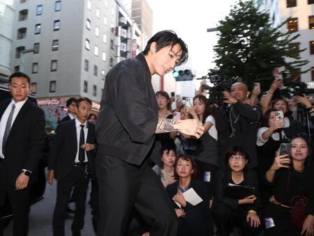 銀座に登場したジョングク（撮影・佐々木彰尚）