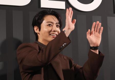 手を振るジョングク＝東京・ＧＩＮＺＡ　ＳＯＮＹ　ＰＡＲＫ（撮影・佐々木彰尚）
