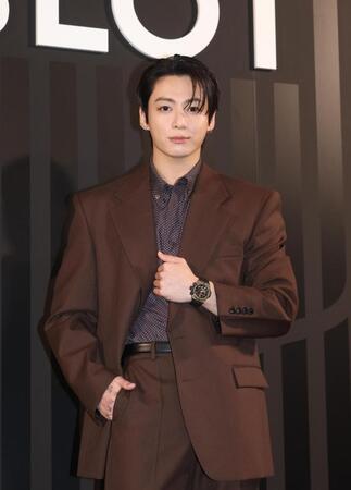 ポーズを決めるジョングク（撮影・佐々木彰尚）