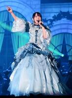 パフォーマンスを行う水樹奈々