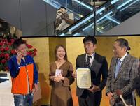 囲み取材に応じる（左から）坂上忍、桑原みずき、古山憲太郎、鎧塚俊彦氏