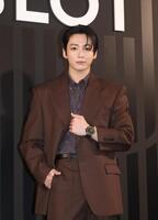 ポーズを決めるジョングク（撮影・佐々木彰尚）