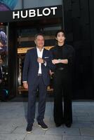ウブロ　ジュリアン・トルナーレＣＥＯ（左）と並ぶジョングク＝東京・銀座（撮影・佐々木彰尚）