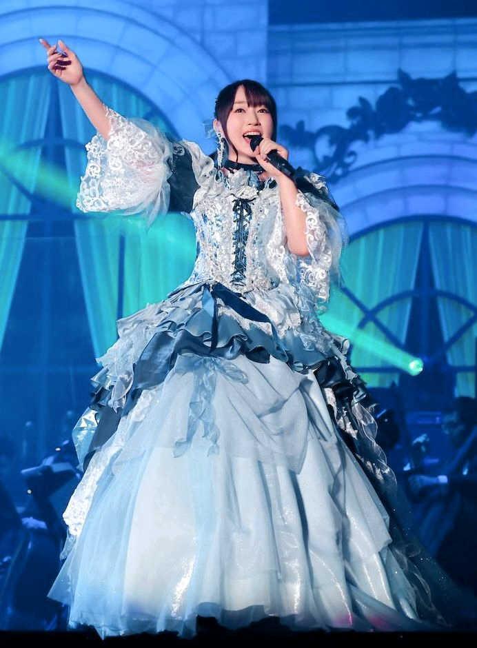パフォーマンスを行う水樹奈々