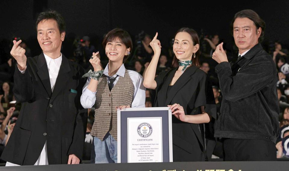 同時指パッチンでギネス記録を達成した（左から）遠藤憲一、内田有紀、米倉涼子、加藤浩次（撮影・佐々木彰尚）