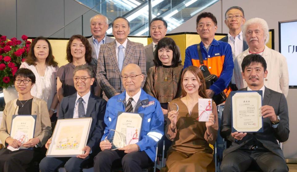 　授与式に出席した（前列右から）古山憲太郎、桑原みずきと（中列右２人目から）坂上忍、山田美保子氏、鎧塚俊彦氏ら