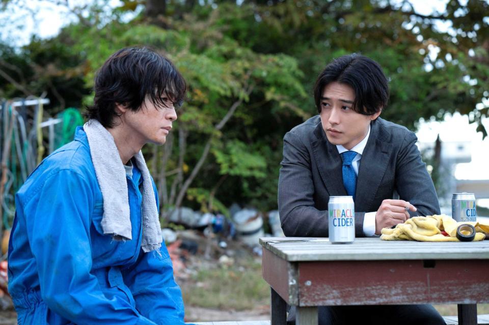 ダブル主演の松下洸平（左）と山﨑賢人（Ｃ）２０２７「殺人の門」製作委員会