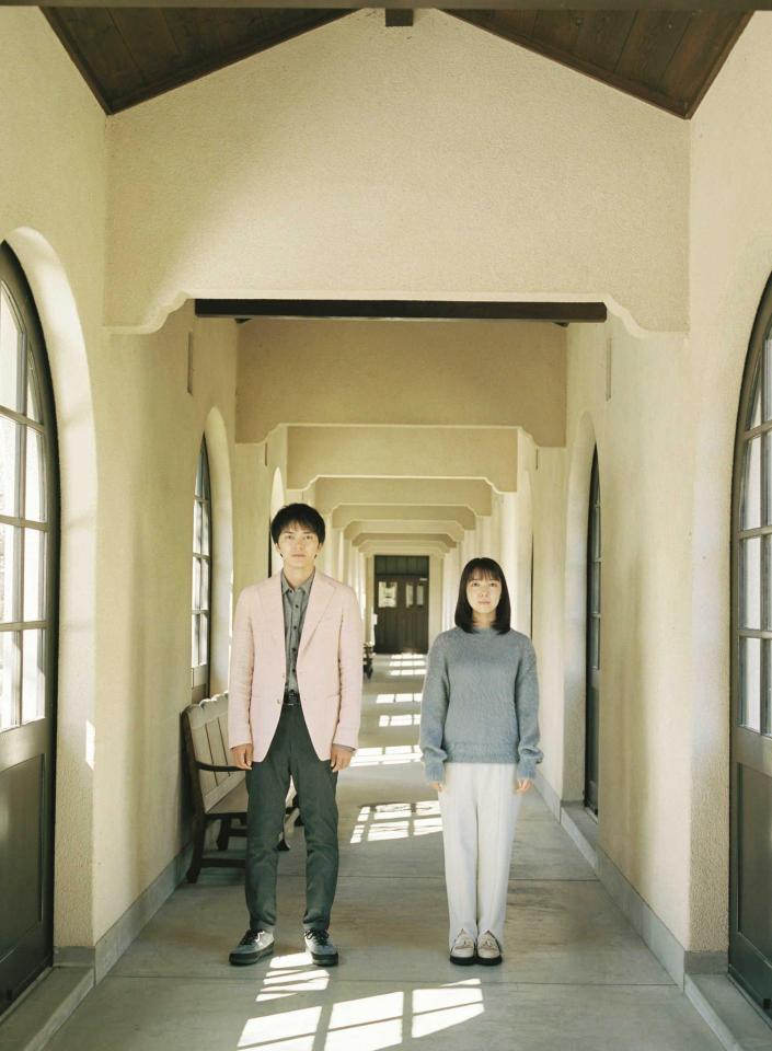 林遣都（左）と上白石萌音（Ｃ）２０２７　ＴＯＥＩ